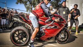 A motorozás művészet – Lewis Hamilton