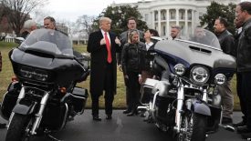 Trump most a Harley-Davidsont ekézi