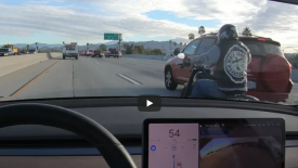 Látja a Tesla robotpilótája a sávok között érkező motorost?