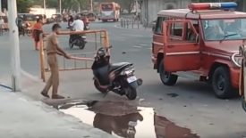Indiában megrongálják a rendőrök a motort, ha rossz helyen parkolnak vele