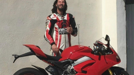 Keanu Reeves kipróbált egy Ducati Panigale V4s modellt