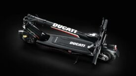 Ducati Pro III elektromos roller- kulcs nélküli indítás, 50 km-es hatótávolság